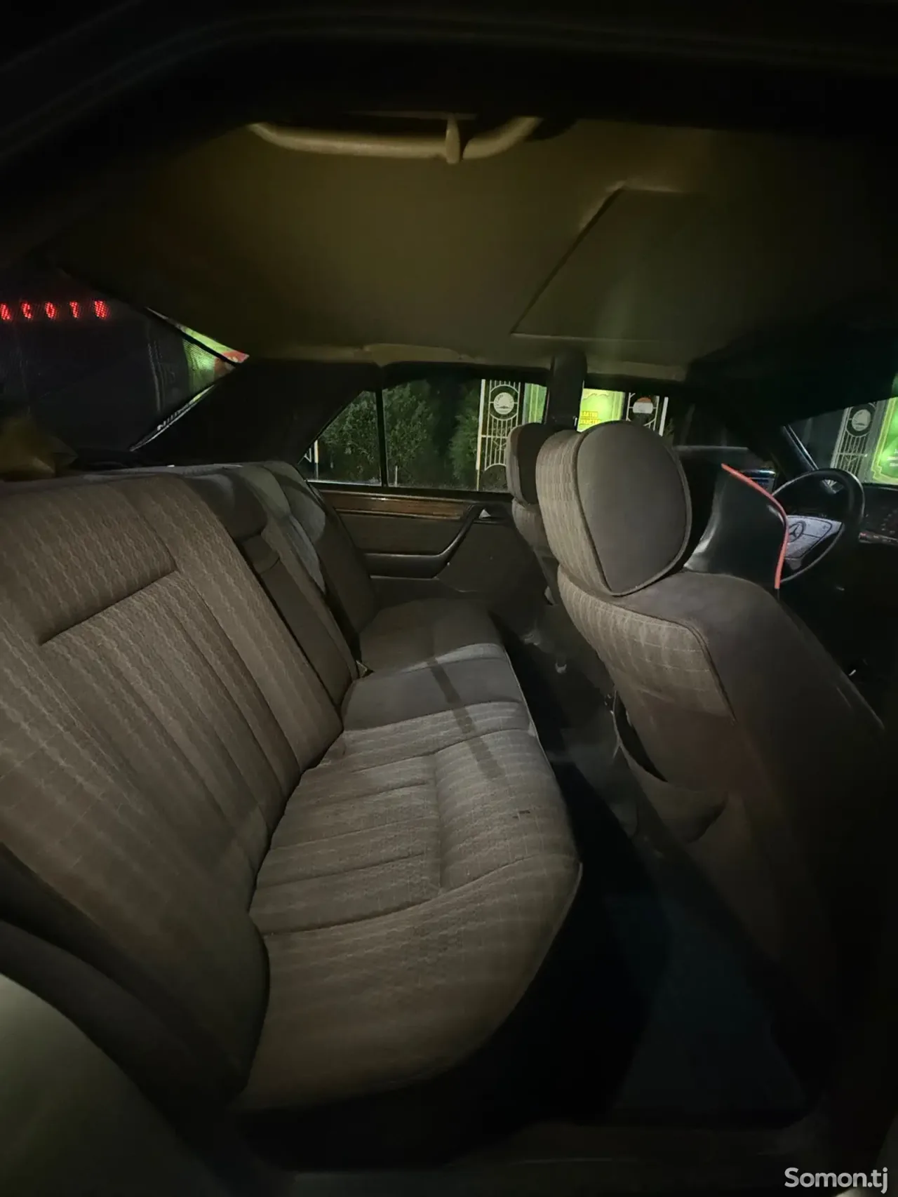 Mercedes-Benz W124 1990 · 2.0 MT