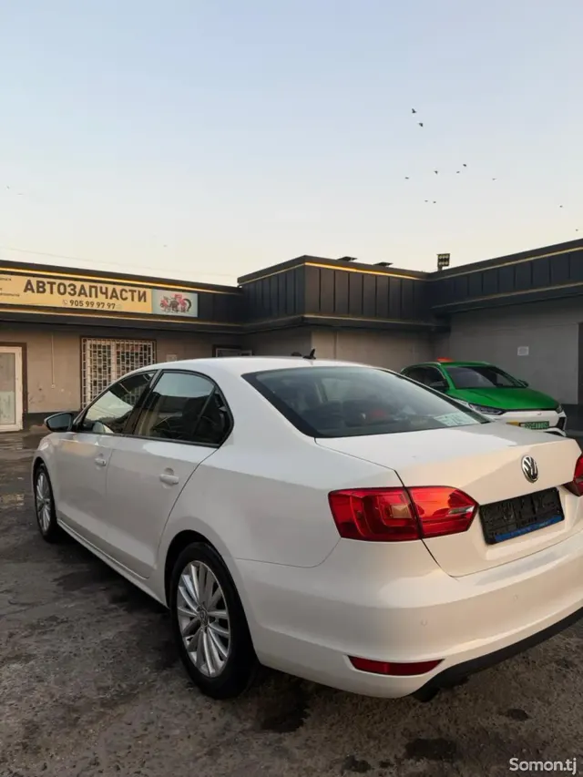 Volkswagen Jetta 2011 · 2.0 AT
