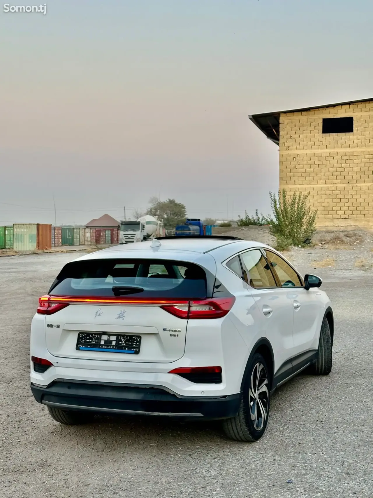 Hongqi E-HS3 2019 · AT