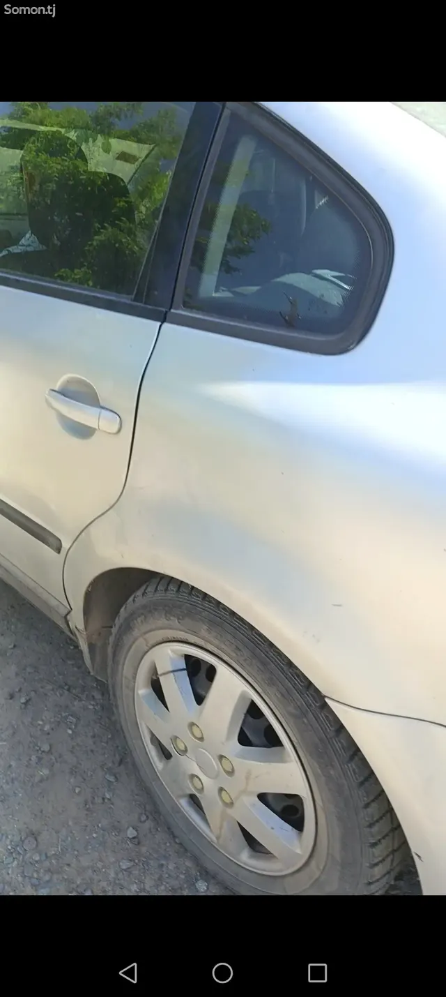 Volkswagen Passat 1997 · 1.6 MT