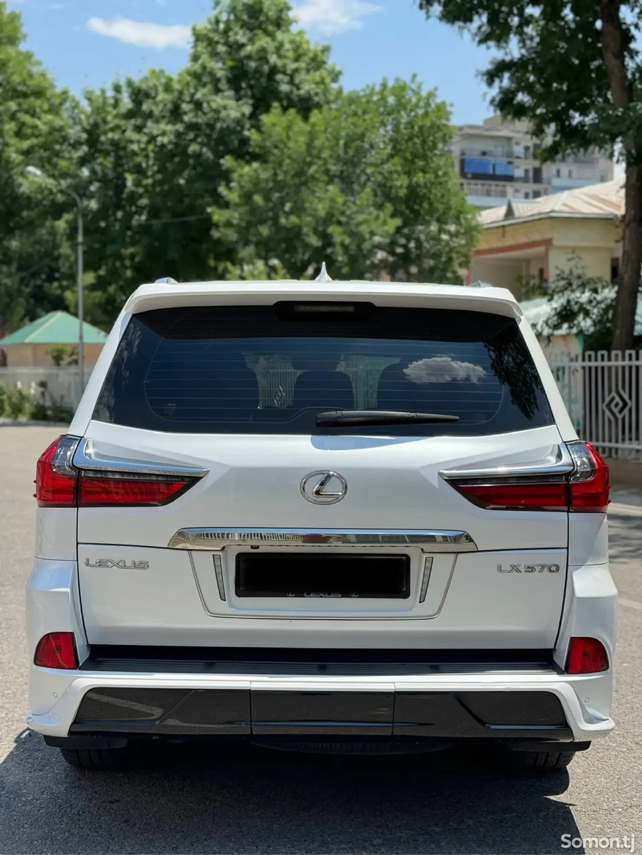 Lexus LX series 2018 · 5.7 AT