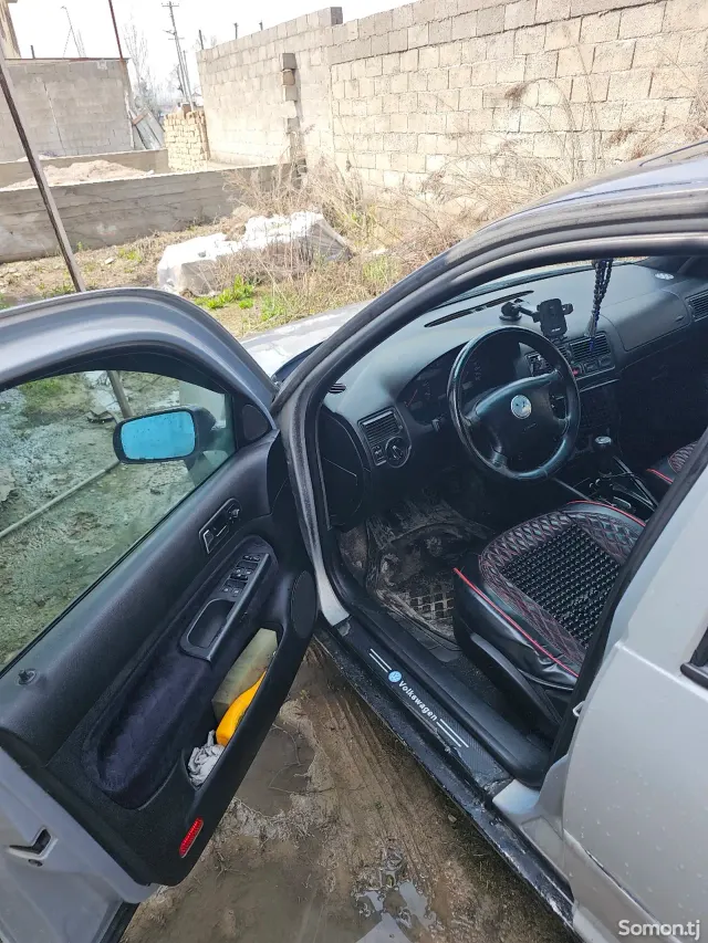 Volkswagen Golf 1999 · 1.6 MT