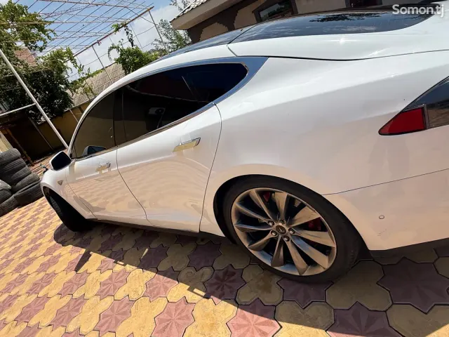 Tesla Model S 2015 · AT