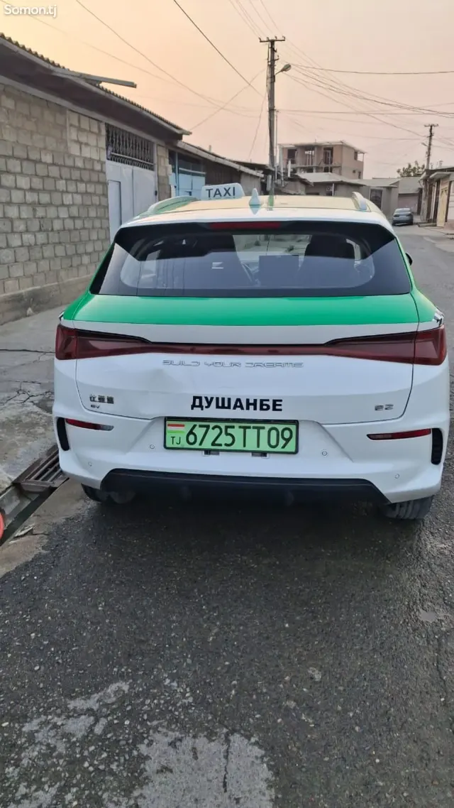 BYD E2 2023 · 1.6 AT