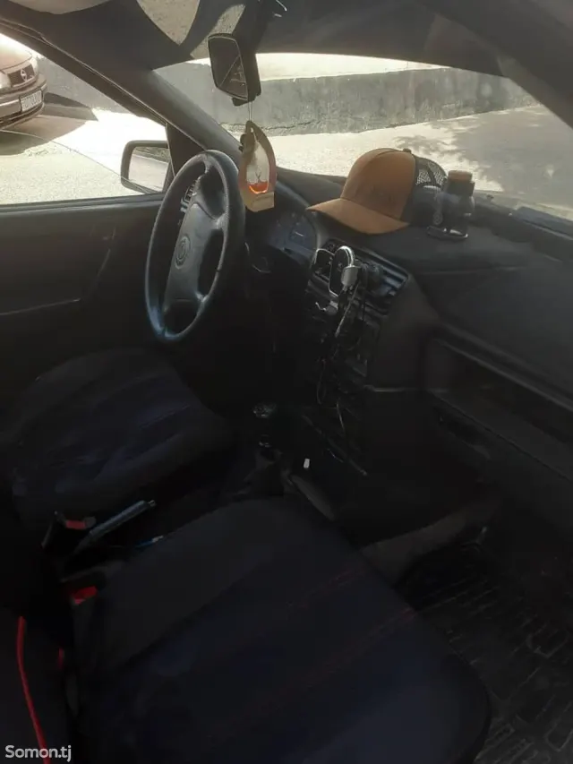 Opel Vectra A 1995 · 1.6 MT