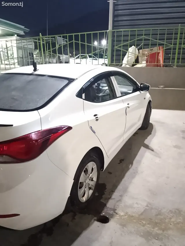 Hyundai Elantra 2015 · 1.6 MT