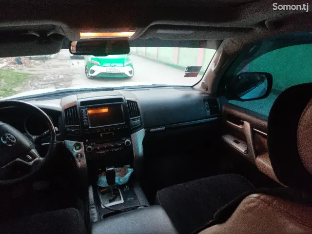 Toyota Land Cruiser 2011 · 5.7 AT
