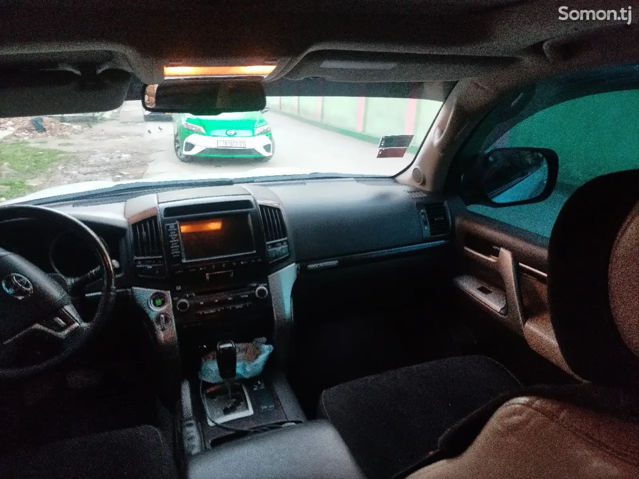 Toyota Land Cruiser 2011 · 5.7 AT