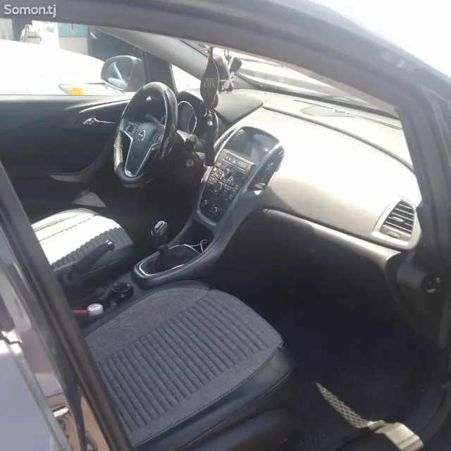 Opel Astra J 2015 · 1.6 MT