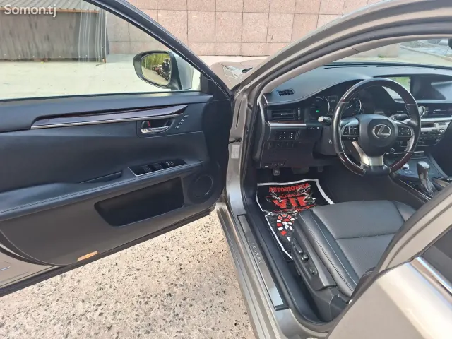 Lexus ES series 2018 · 2.5 AT