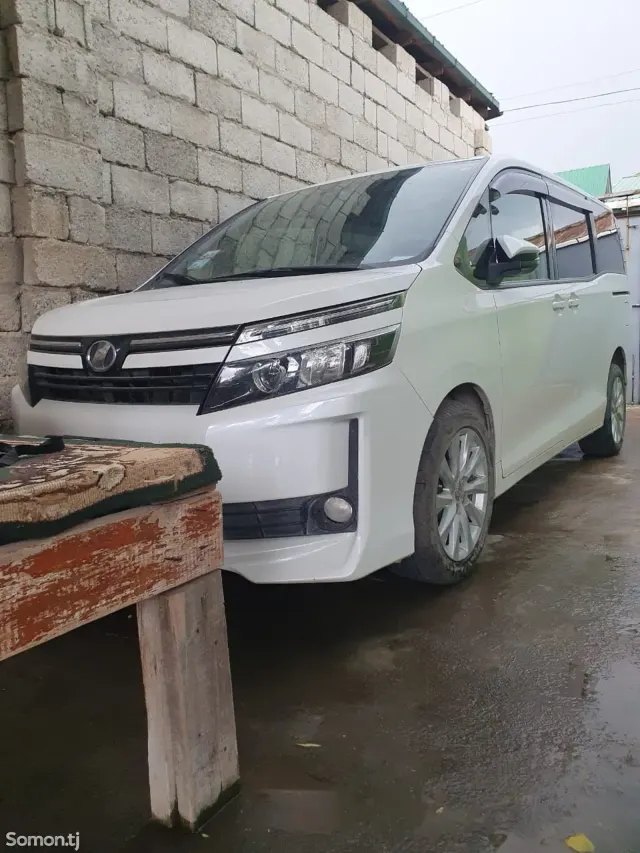 Toyota Voxy 2014 · 2.0 AT