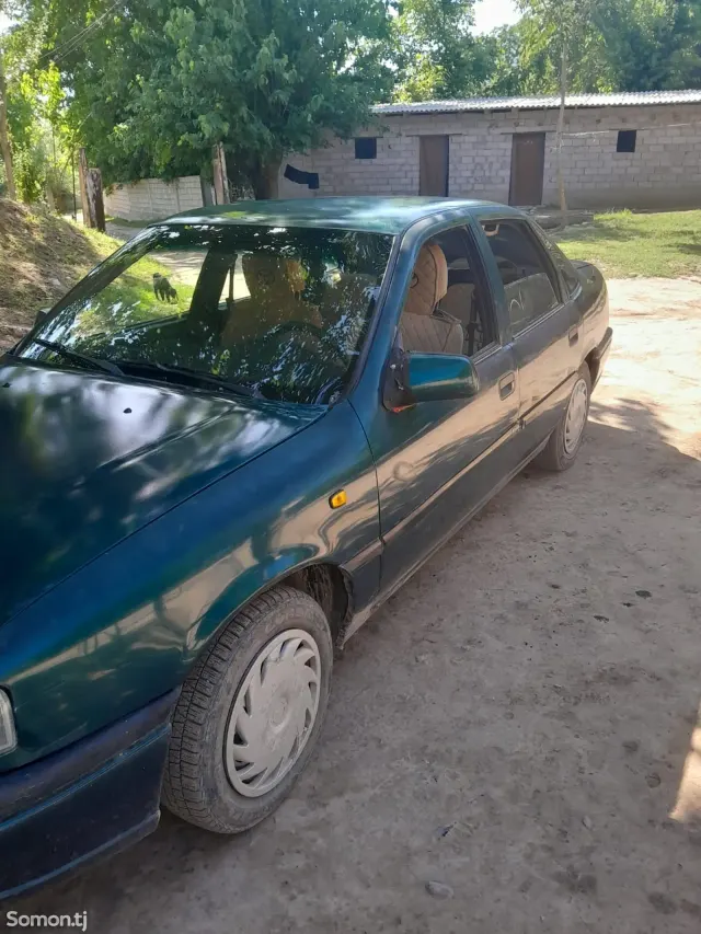 Opel Vectra A 1995 · 1.6 MT