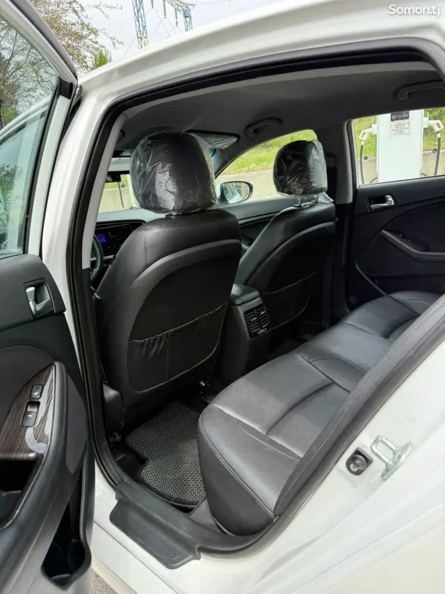 Kia K5 2015 · 2.0 AT