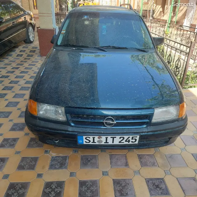 Opel Astra F 1994 · 1.6 MT