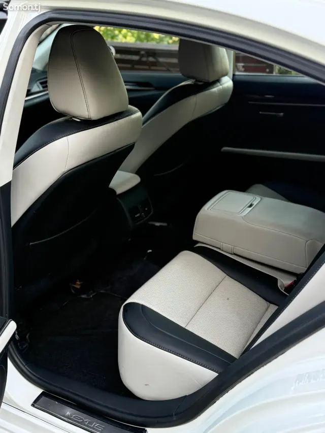 Lexus ES series 2015 · 3.5 AT