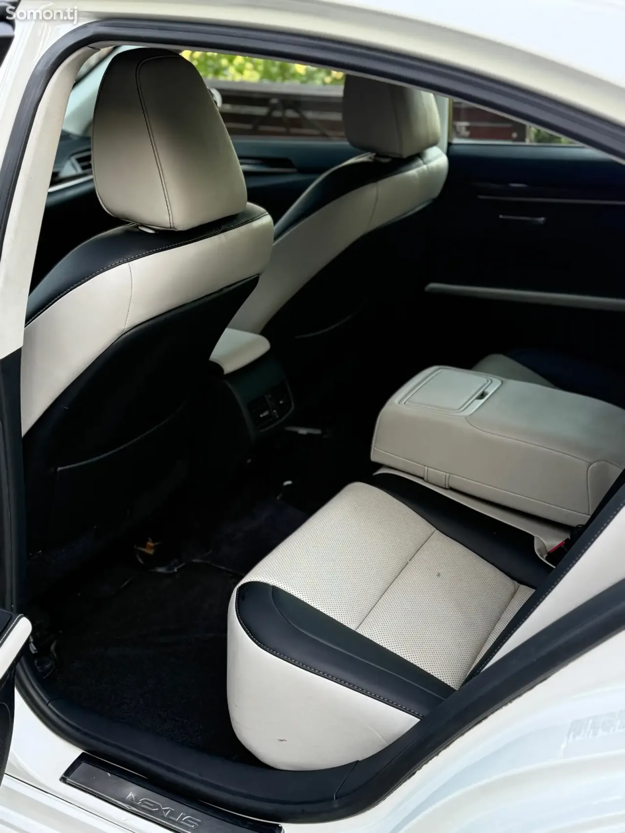 Lexus ES series 2015 · 3.5 AT