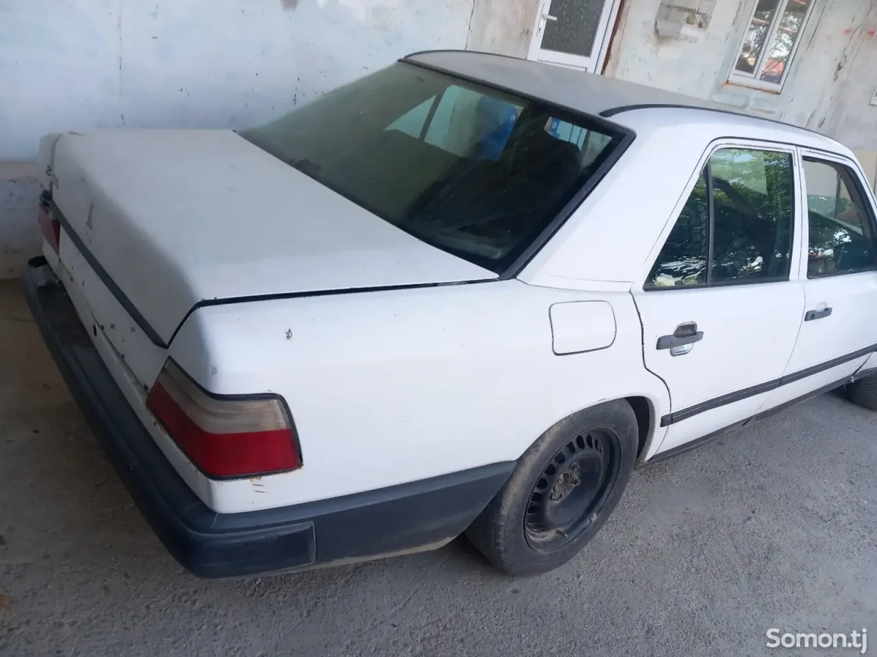 Mercedes-Benz W124 1989 · 2.0 MT