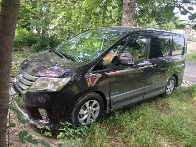Nissan Serena 2014 · AT