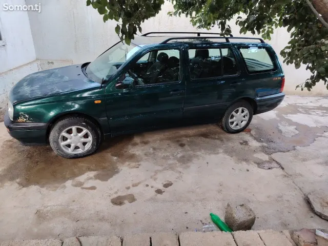 Volkswagen Golf 1996 · 1.6 MT