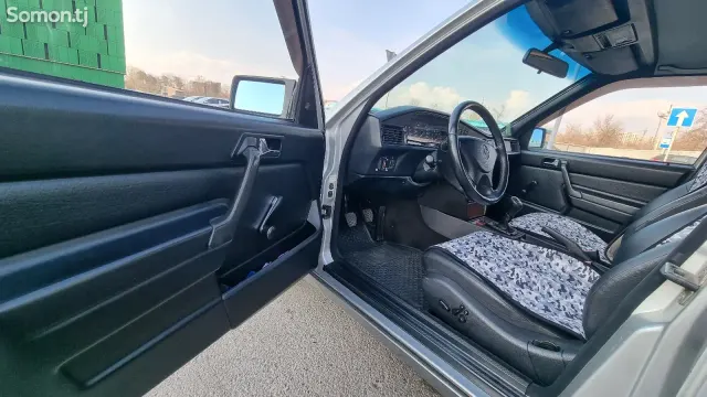 Mercedes-Benz W201 1991 · 2.3 MT