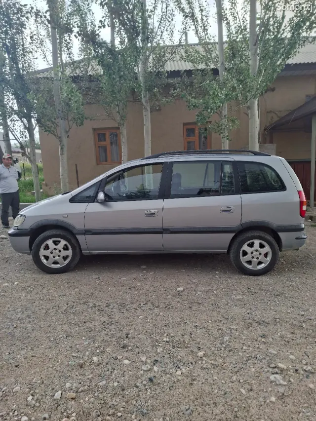 Opel Zafira 2002 · 1.8 MT