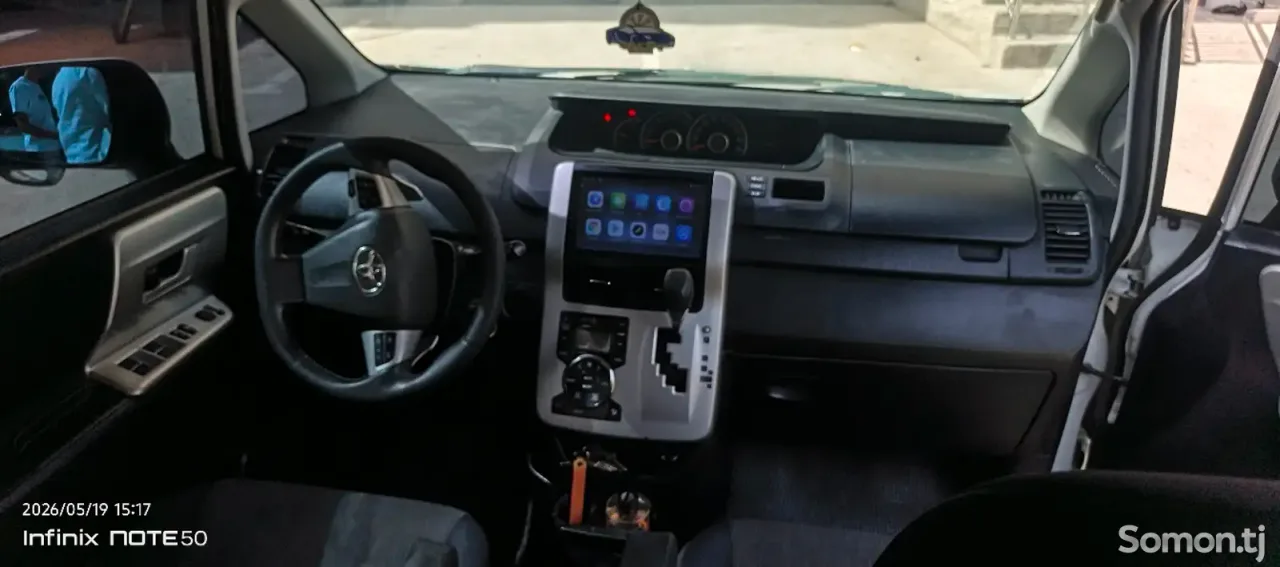 Toyota Voxy 2010 · 2.0 CVT