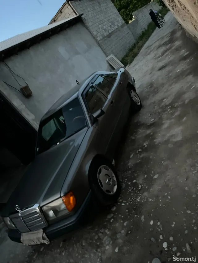 Mercedes-Benz W124 1988 · 2.5 MT