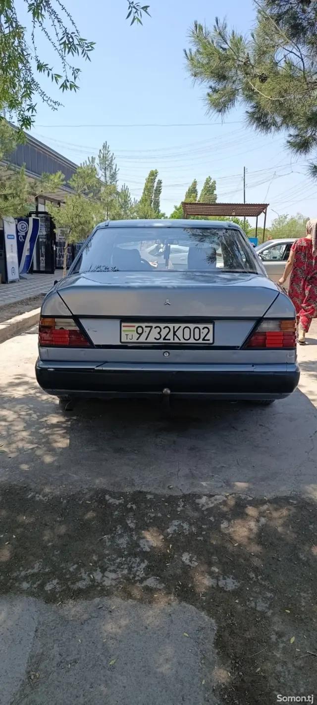 Mercedes-Benz W124 1986 · 2.5 MT