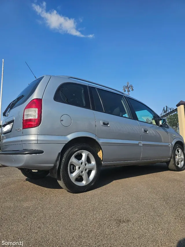 Opel Zafira 2002 · 1.8 MT