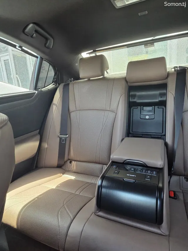 Lexus ES series 2024 · 2.5 AT