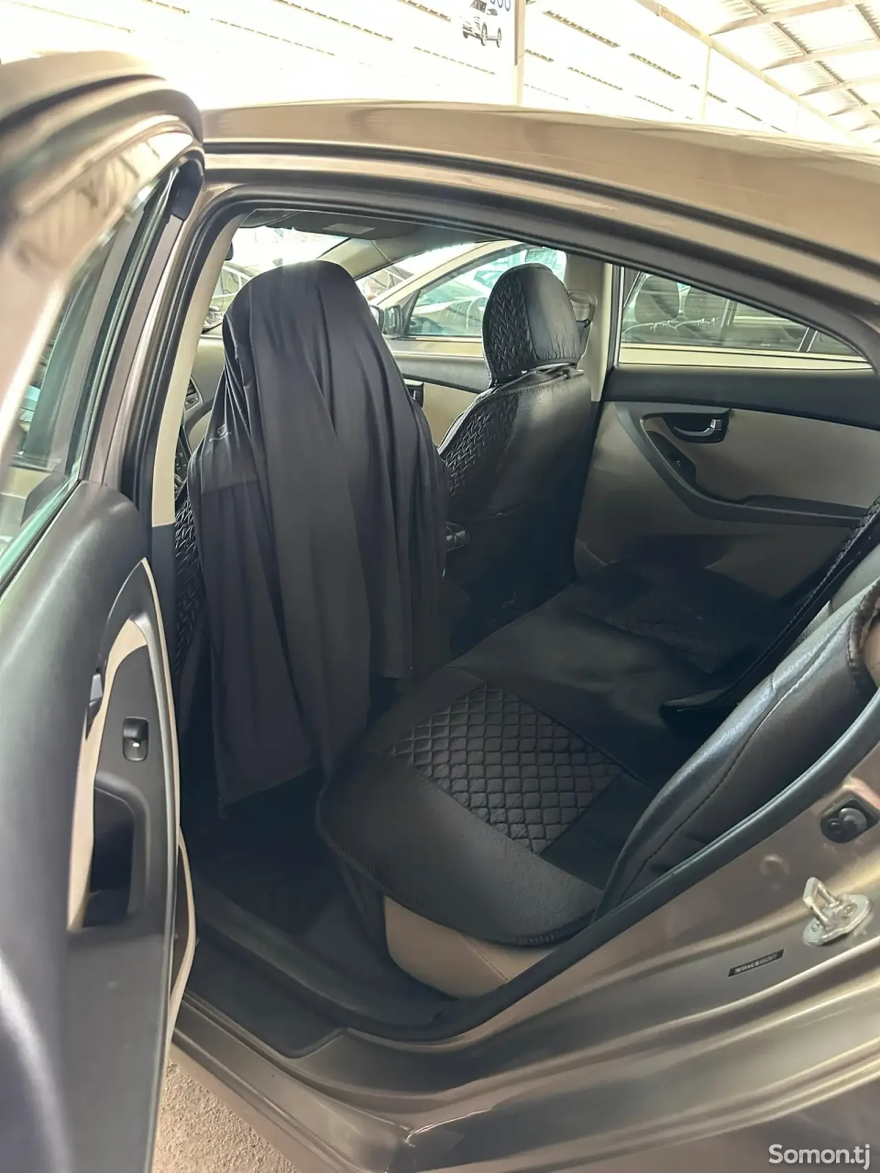 Hyundai Elantra 2014 · 1.8 AT