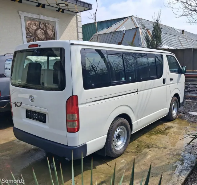 Toyota HiAce 2007 · 2.4 MT