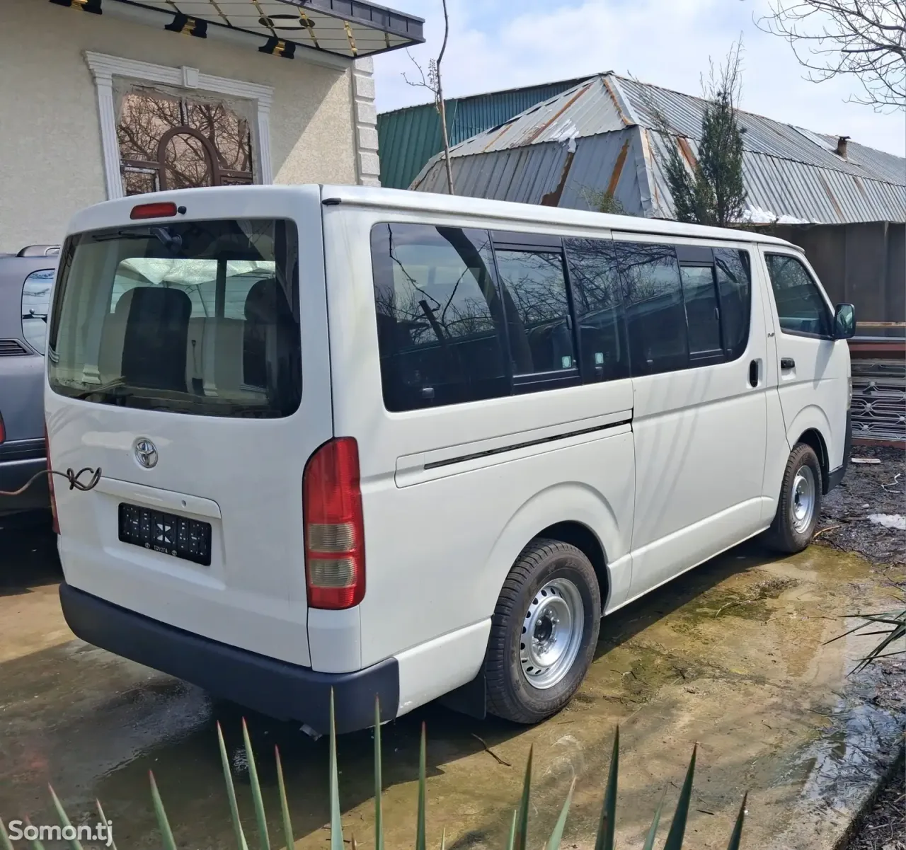 Toyota HiAce 2007 · 2.4 MT
