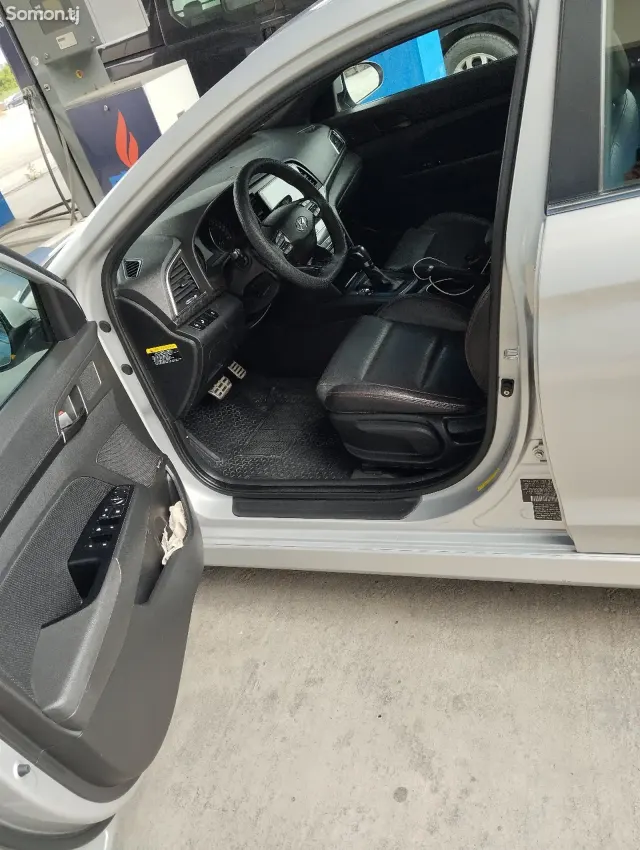 Hyundai Elantra 2017 · 1.6 AT