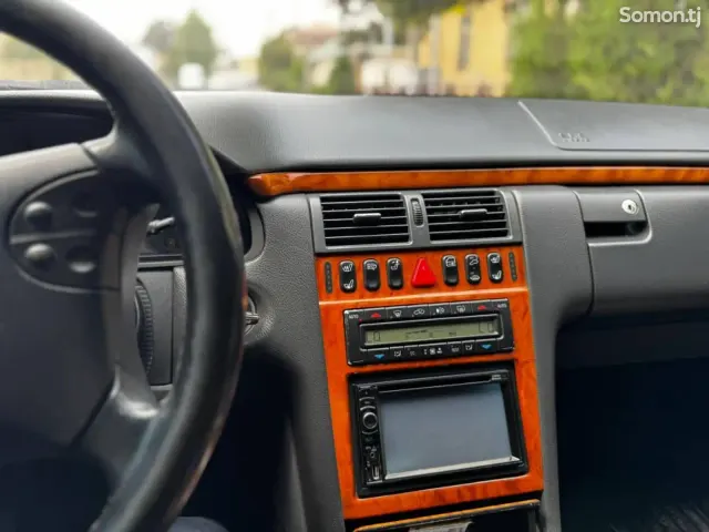 Mercedes-Benz E class 2001 · 3.2 AT