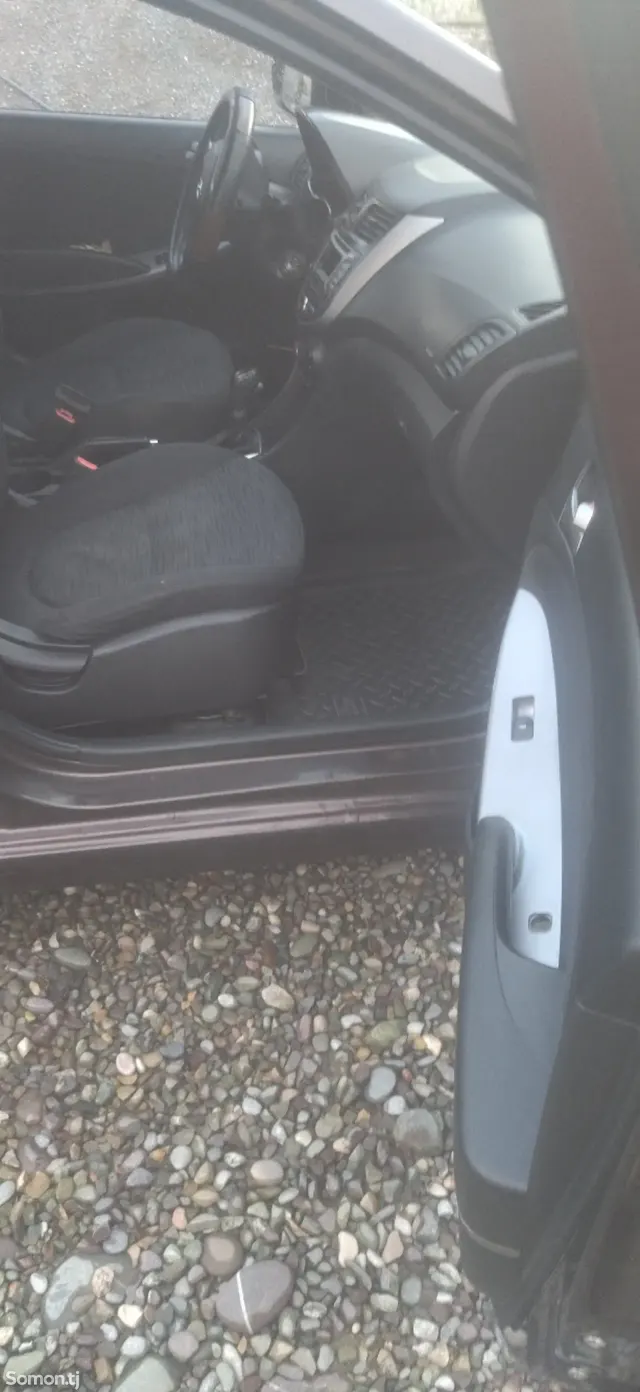 Hyundai Solaris 2015 · 1.6 AT