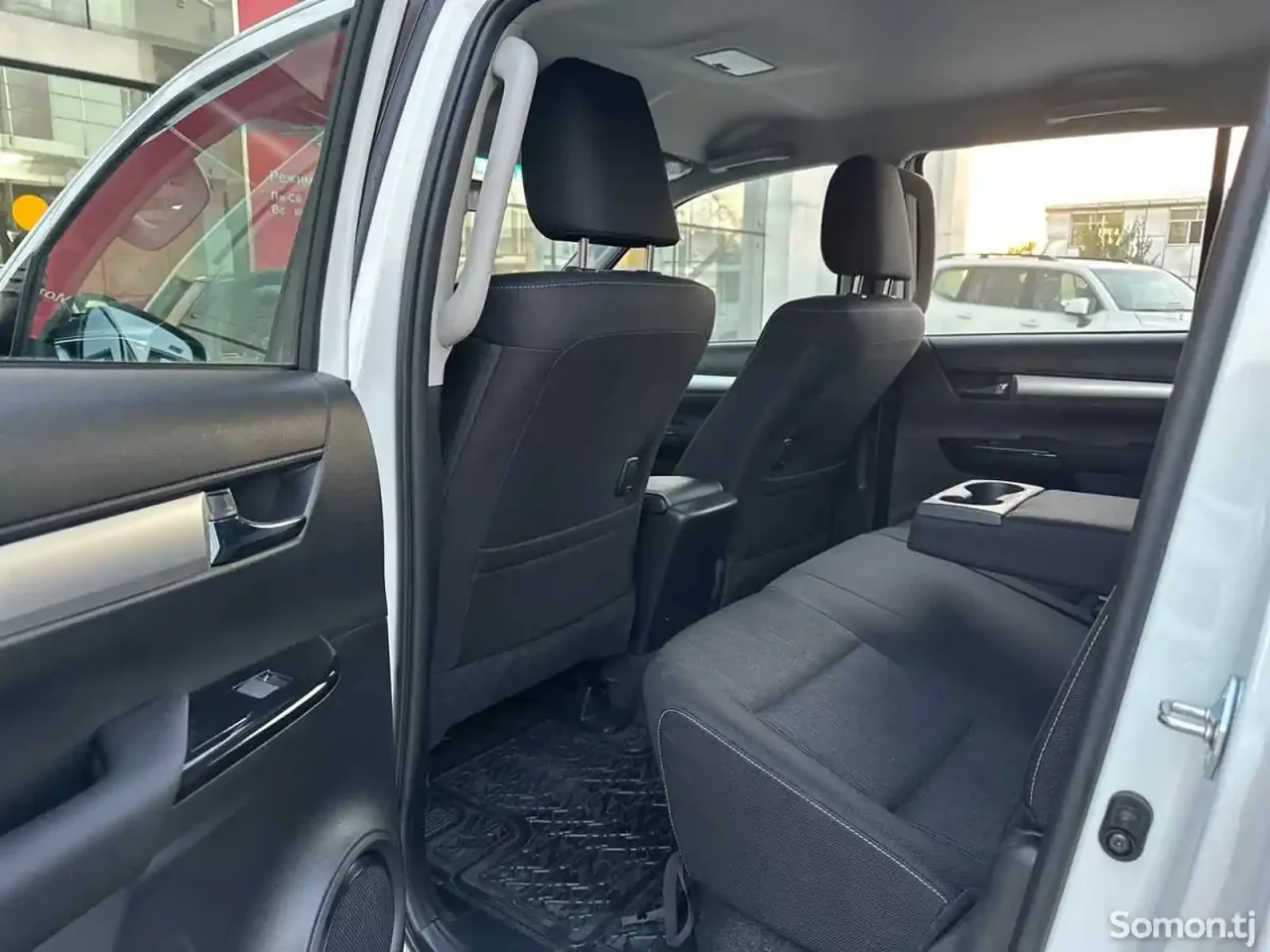 Toyota Hilux 2025 · 2.4 MT