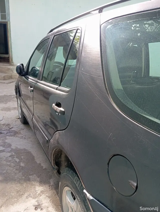Mercedes-Benz ML class 2000 · 2.5 AT