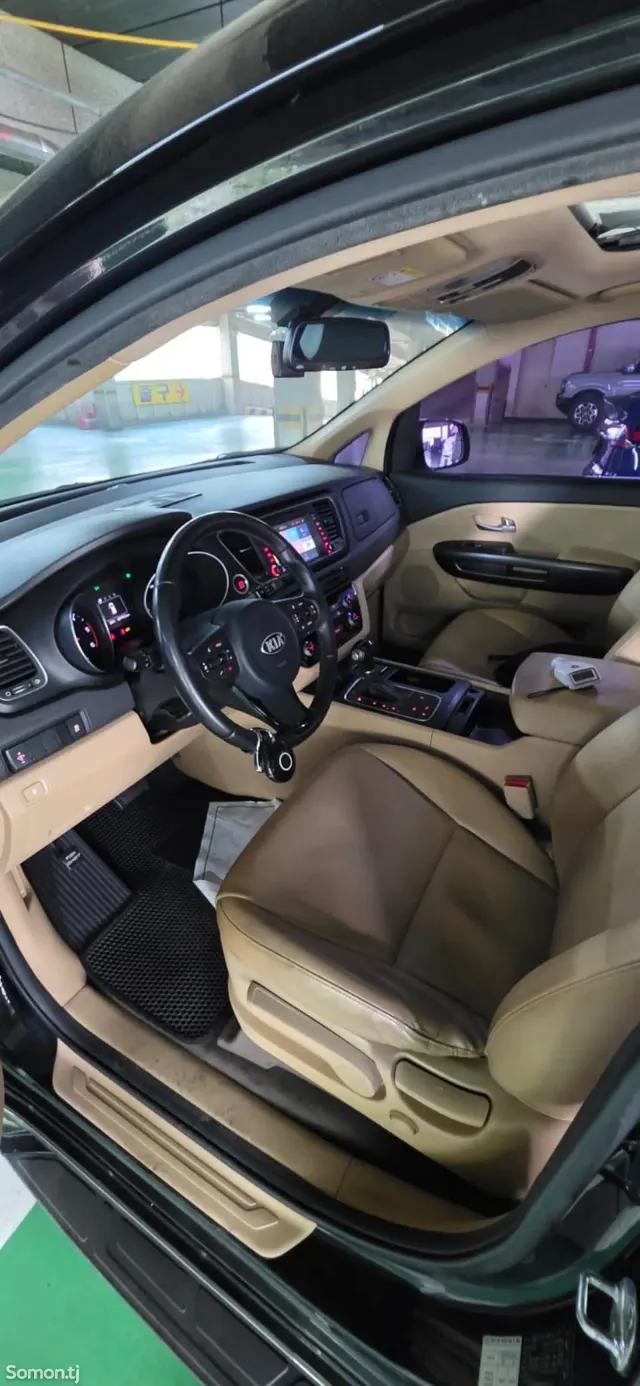 Kia Carnival 2015 · 2.2 AT