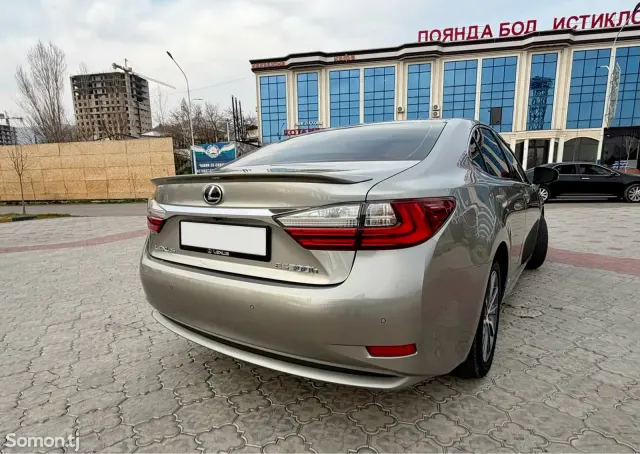 Lexus ES series 2016 · 2.5 AT