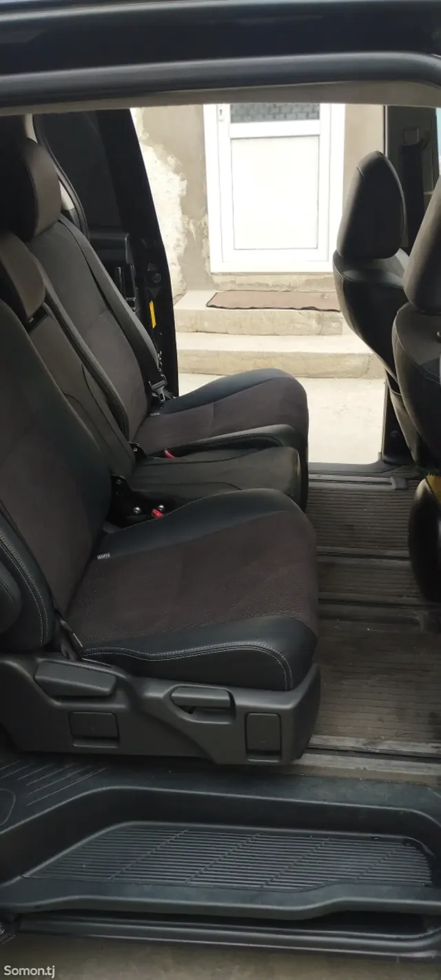 Toyota Estima 2014 · 2.4 CVT
