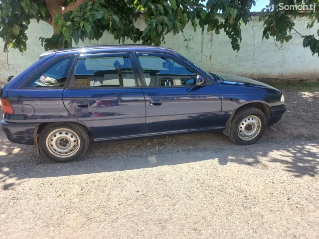 Opel Astra F 1998 · 1.6 MT