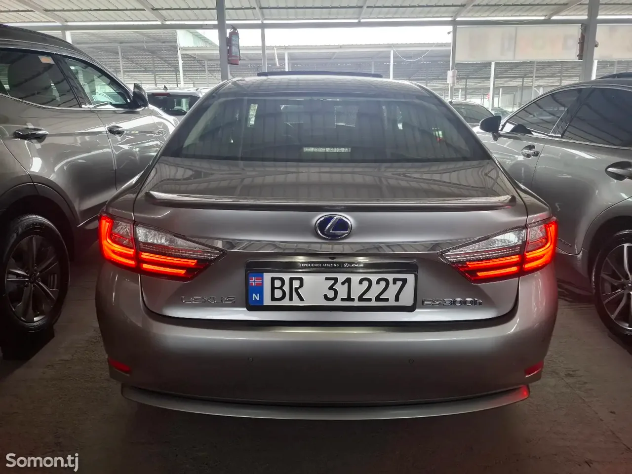 Lexus ES series 2017 · 2.5 AT