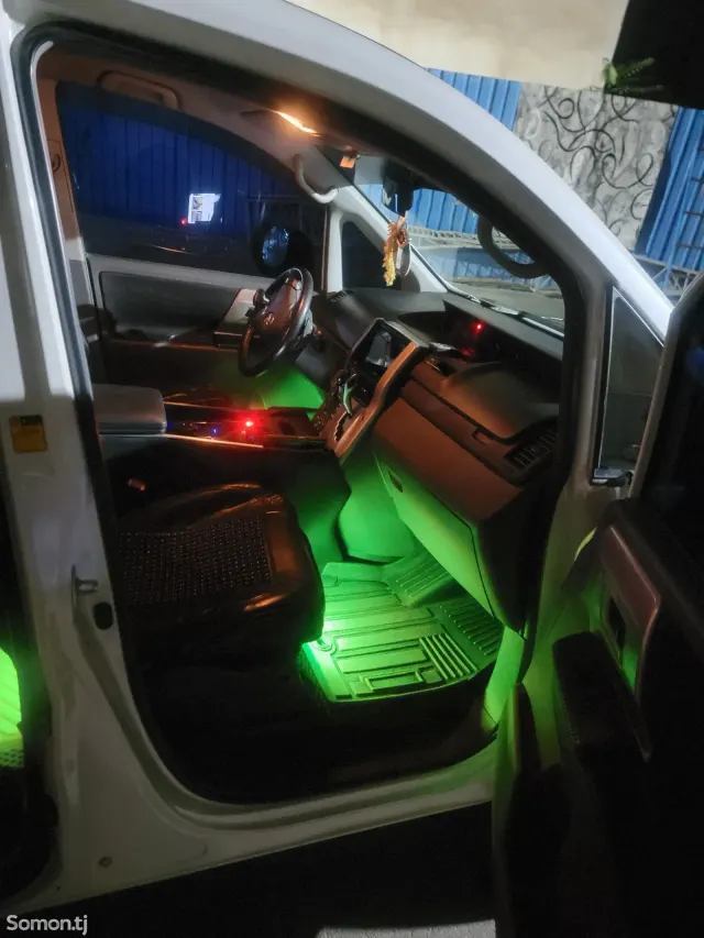 Toyota Voxy 2008 · 2.0 CVT