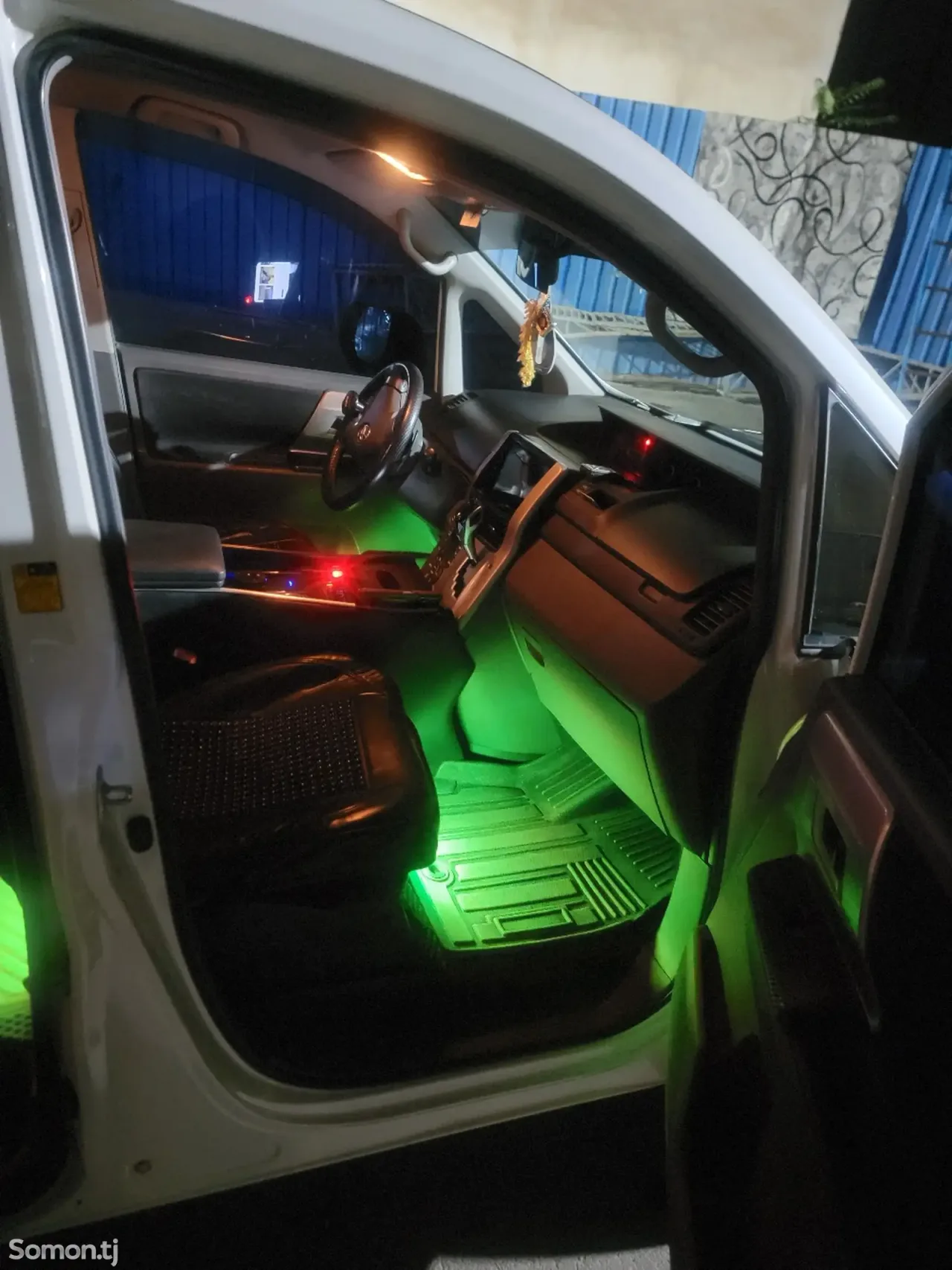 Toyota Voxy 2008 · 2.0 CVT