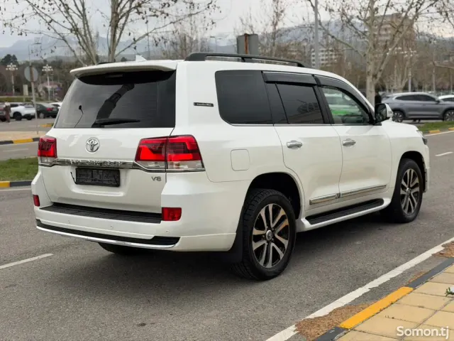 Toyota Land Cruiser 2017 · 4.5 AT