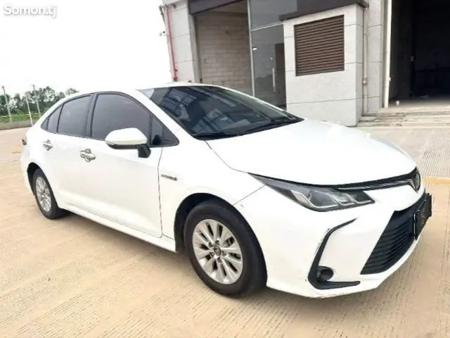 Toyota Camry 2021 · 1.8 AT