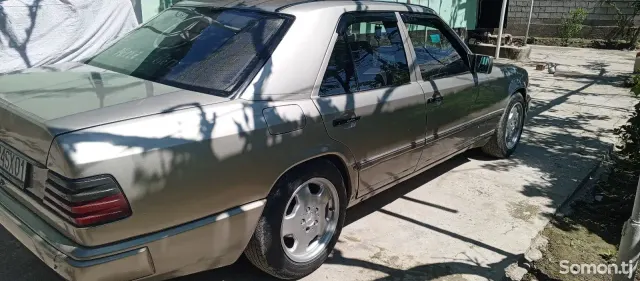 Mercedes-Benz W124 1985 · 2.4 AT