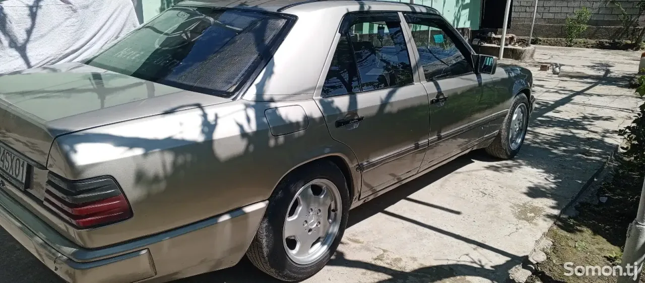 Mercedes-Benz W124 1985 · 2.4 AT