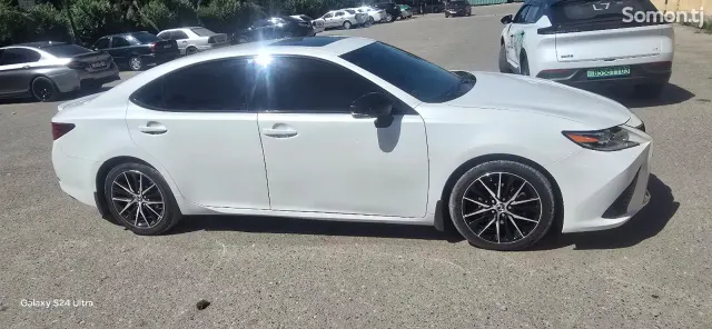 Lexus ES series 2014 · 3.5 AT